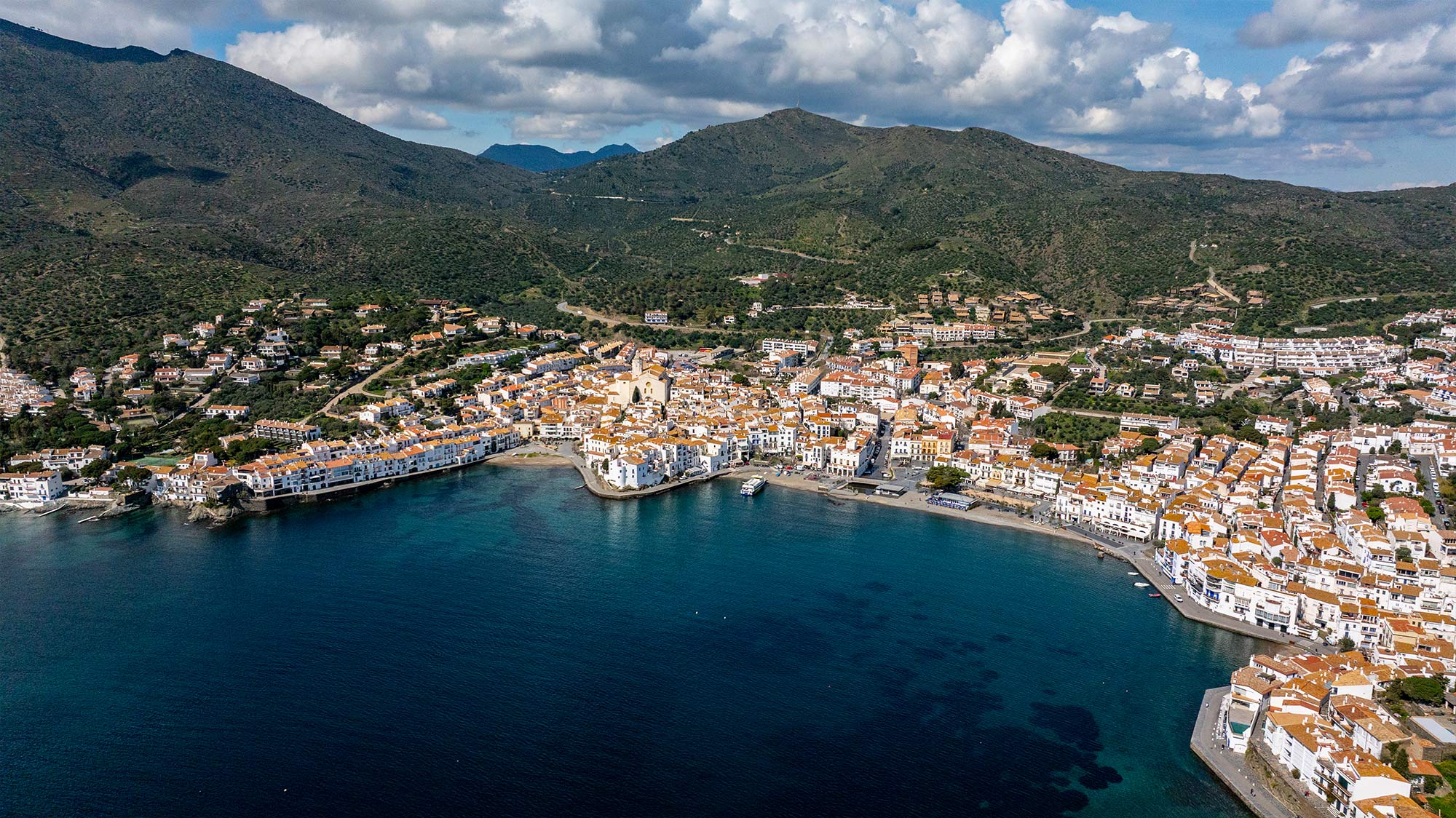 AIC CADAQUÉS, Real Estate Agency established in Cadaqués since 1975. Tourist rental in Cadaqués and the Costa Brava. Real Estate Services.